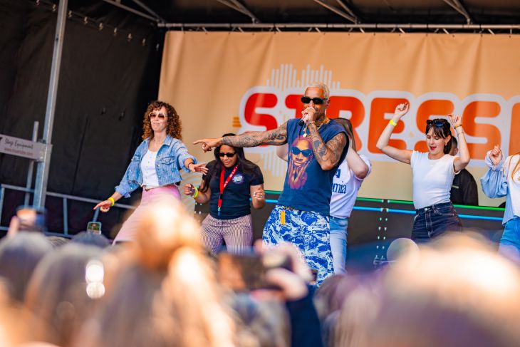 Bizzey doet dancebattle met leerkrachten op het podium!