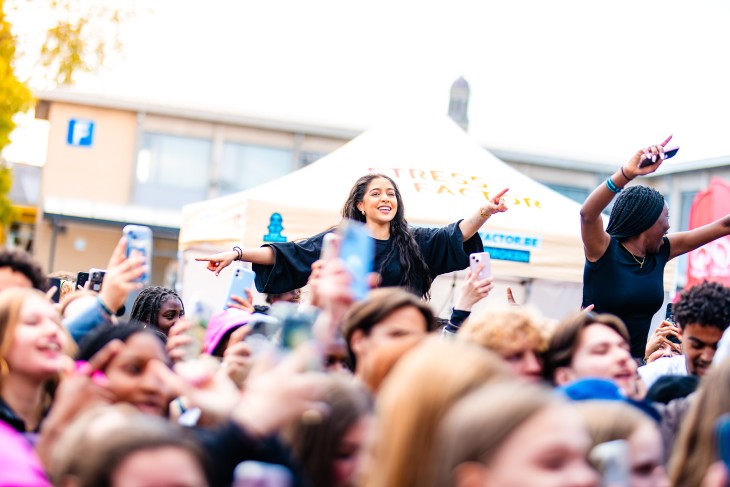 Lil Kleine knalt zijn laatste set op Stressfactor – Ninove ging los