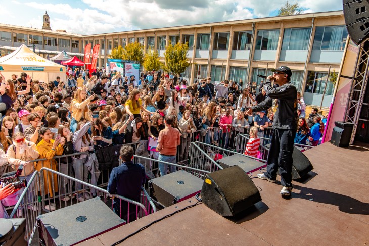 Lil Kleine knalt zijn laatste set op Stressfactor – Ninove ging los