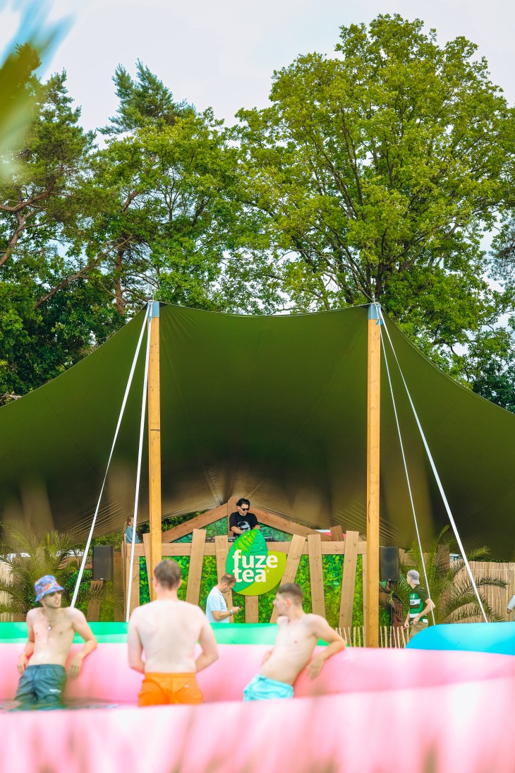Stressfactor opent Fuze Tea Pool Party op Sunrise Festival Stressfactor opent Fuze Tea Pool Party op Sunrise Festival