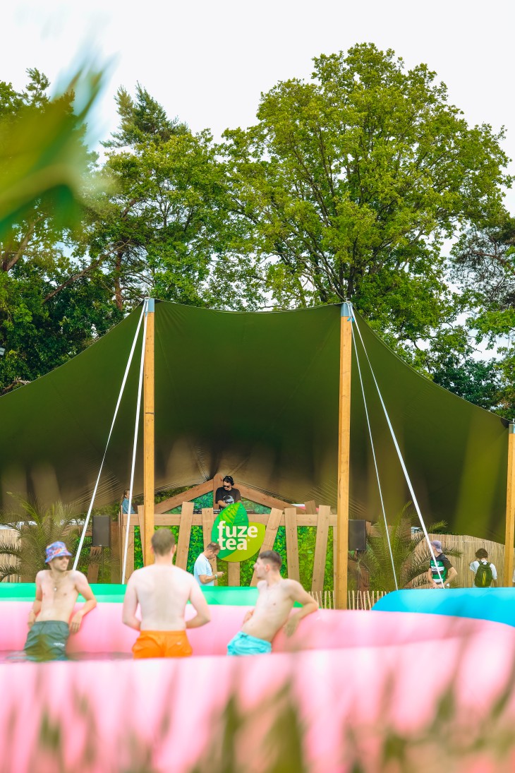Stressfactor opent Fuze Tea Pool Party op Sunrise Festival Stressfactor opent Fuze Tea Pool Party op Sunrise Festival