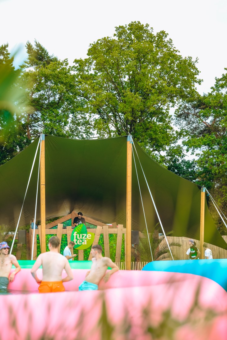 Stressfactor opent Fuze Tea Pool Party op Sunrise Festival Stressfactor opent Fuze Tea Pool Party op Sunrise Festival