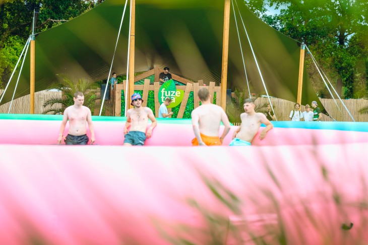 Stressfactor opent Fuze Tea Pool Party op Sunrise Festival Stressfactor opent Fuze Tea Pool Party op Sunrise Festival