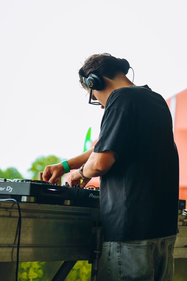 Stressfactor opent Fuze Tea Pool Party op Sunrise Festival Stressfactor opent Fuze Tea Pool Party op Sunrise Festival