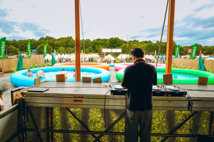 Stressfactor opent Fuze Tea Pool Party op Sunrise Festival Stressfactor opent Fuze Tea Pool Party op Sunrise Festival