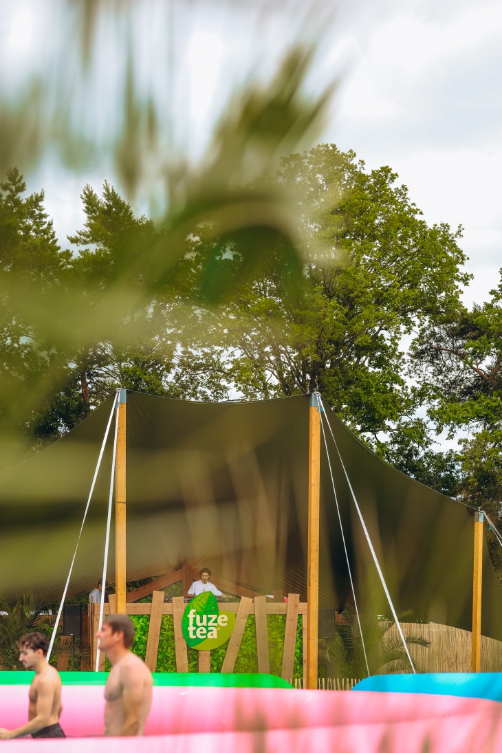 Stressfactor opent Fuze Tea Pool Party op Sunrise Festival Stressfactor opent Fuze Tea Pool Party op Sunrise Festival