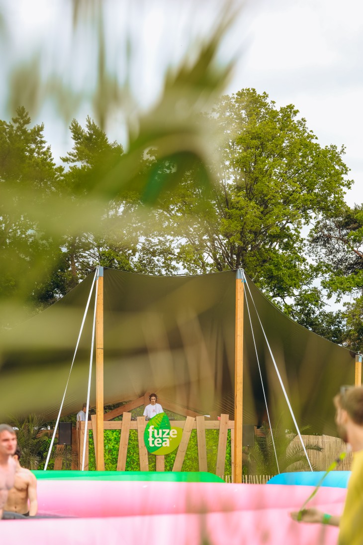 Stressfactor opent Fuze Tea Pool Party op Sunrise Festival Stressfactor opent Fuze Tea Pool Party op Sunrise Festival