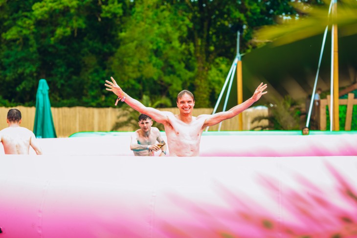 Stressfactor opent Fuze Tea Pool Party op Sunrise Festival Stressfactor opent Fuze Tea Pool Party op Sunrise Festival