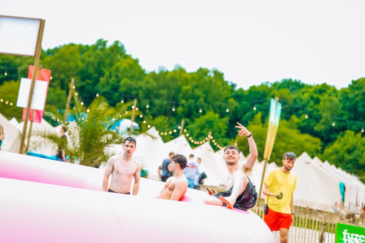 Stressfactor opent Fuze Tea Pool Party op Sunrise Festival Stressfactor opent Fuze Tea Pool Party op Sunrise Festival