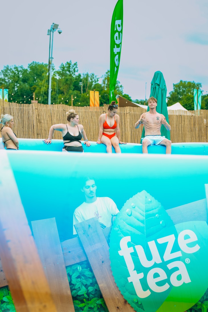 Stressfactor opent Fuze Tea Pool Party op Sunrise Festival Stressfactor opent Fuze Tea Pool Party op Sunrise Festival