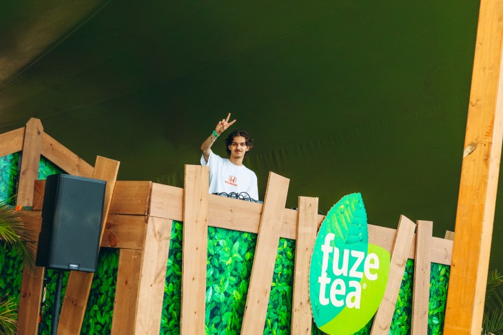 Stressfactor opent Fuze Tea Pool Party op Sunrise Festival Stressfactor opent Fuze Tea Pool Party op Sunrise Festival