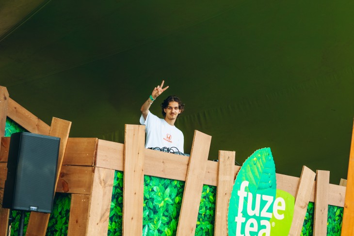 Stressfactor opent Fuze Tea Pool Party op Sunrise Festival Stressfactor opent Fuze Tea Pool Party op Sunrise Festival