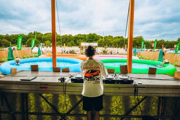 Stressfactor opent Fuze Tea Pool Party op Sunrise Festival Stressfactor opent Fuze Tea Pool Party op Sunrise Festival