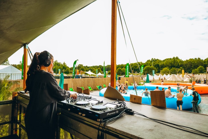 Stressfactor opent Fuze Tea Pool Party op Sunrise Festival Stressfactor opent Fuze Tea Pool Party op Sunrise Festival