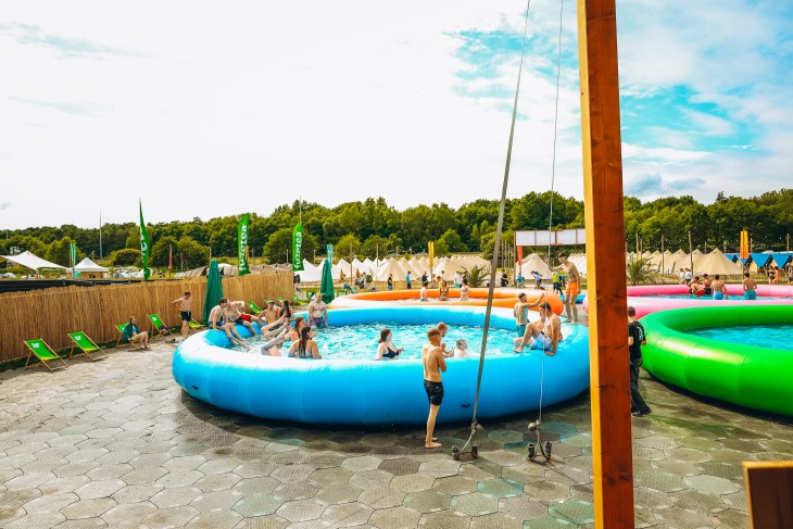 Stressfactor opent Fuze Tea Pool Party op Sunrise Festival Stressfactor opent Fuze Tea Pool Party op Sunrise Festival