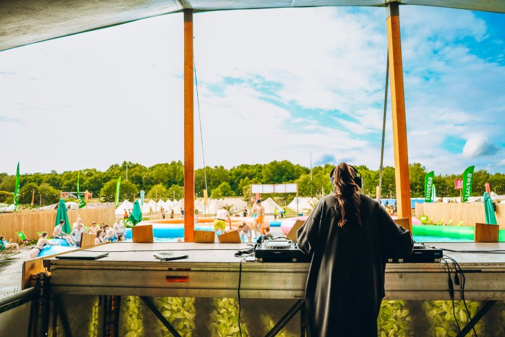 Stressfactor opent Fuze Tea Pool Party op Sunrise Festival Stressfactor opent Fuze Tea Pool Party op Sunrise Festival