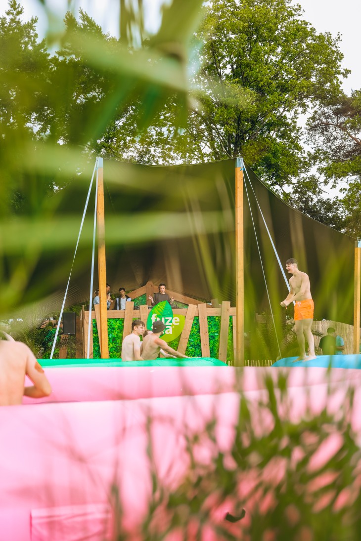 Stressfactor opent Fuze Tea Pool Party op Sunrise Festival