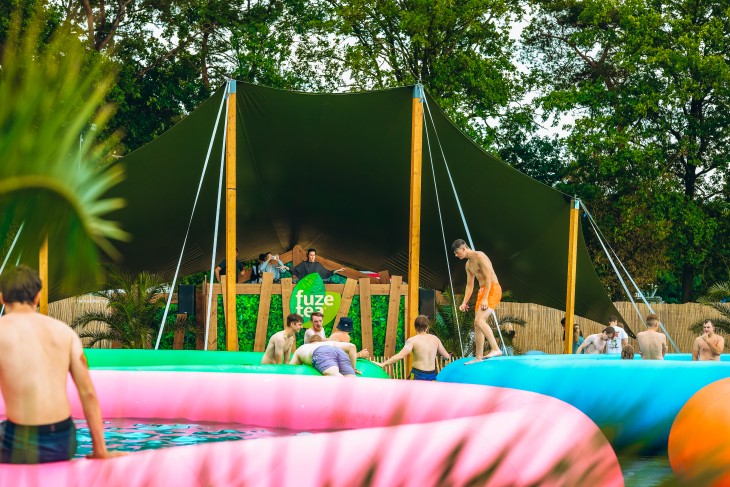 Stressfactor opent Fuze Tea Pool Party op Sunrise Festival