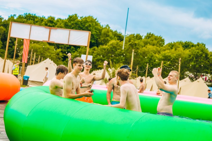 Stressfactor opent Fuze Tea Pool Party op Sunrise Festival