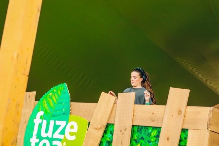 Stressfactor opent Fuze Tea Pool Party op Sunrise Festival