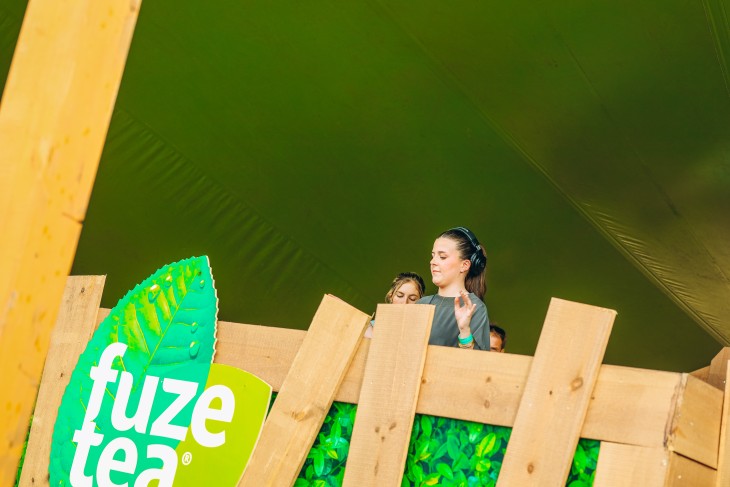 Stressfactor opent Fuze Tea Pool Party op Sunrise Festival