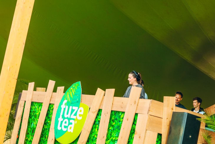Stressfactor opent Fuze Tea Pool Party op Sunrise Festival