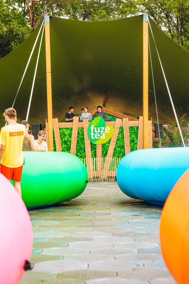 Stressfactor opent Fuze Tea Pool Party op Sunrise Festival