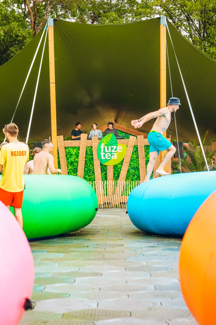 Stressfactor opent Fuze Tea Pool Party op Sunrise Festival