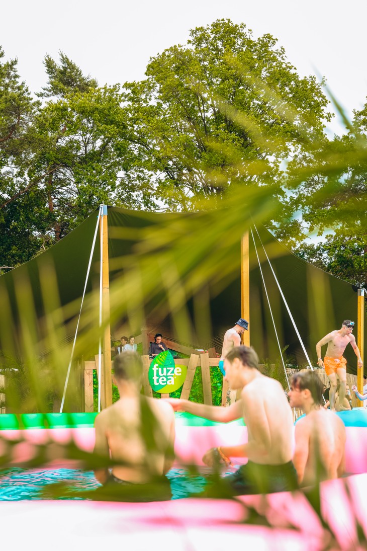 Stressfactor opent Fuze Tea Pool Party op Sunrise Festival