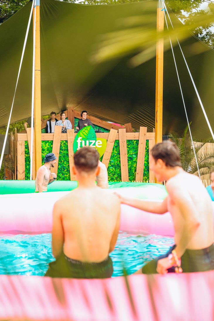 Stressfactor opent Fuze Tea Pool Party op Sunrise Festival