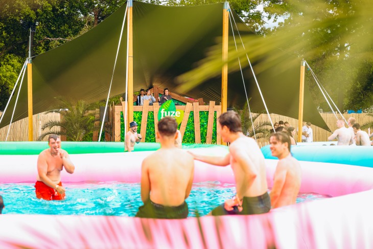 Stressfactor opent Fuze Tea Pool Party op Sunrise Festival