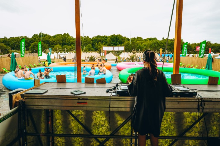 Stressfactor opent Fuze Tea Pool Party op Sunrise Festival