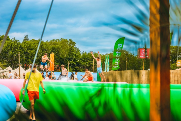 Stressfactor opent Fuze Tea Pool Party op Sunrise Festival