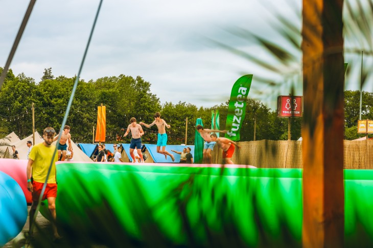 Stressfactor opent Fuze Tea Pool Party op Sunrise Festival