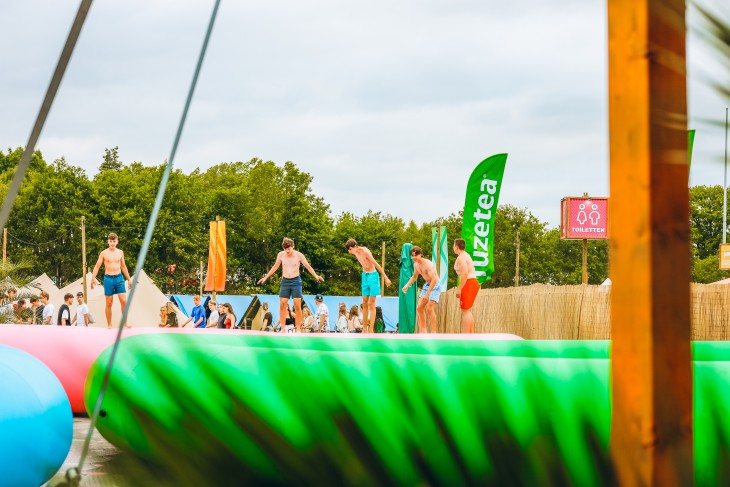 Stressfactor opent Fuze Tea Pool Party op Sunrise Festival