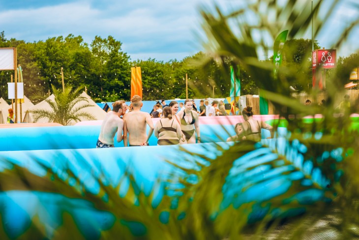 Stressfactor opent Fuze Tea Pool Party op Sunrise Festival